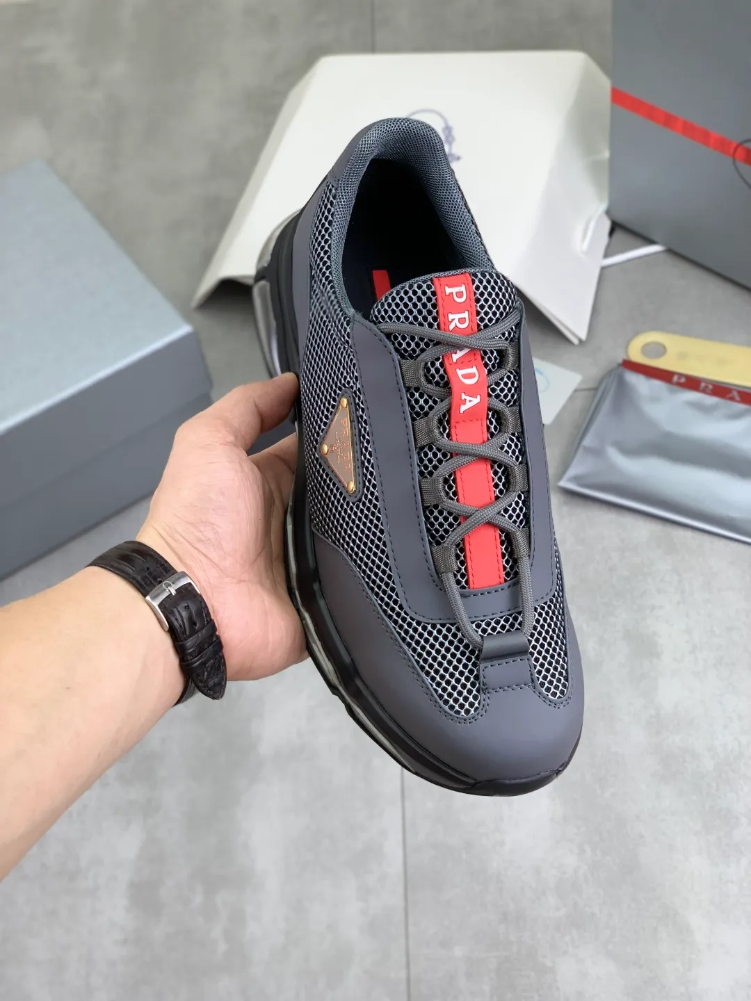 Men's men's shoes 💰P660 💰[New model] The top version is now available on the official website, 🆘 Air-cushion shock-absorbing thick-soled trendy brand (Prada) is the main popular model, avant-garde and versatile fashionable men's shoes, private version mold opening, cowhide surface splicing 1:1.. Simple fashion, original imported cowhide feet; the atmosphere and personality are more fashionable, eye-catching and pursuing class. It will subvert the old idea and be a must-have for fashion trendsetters with you! Must keep it for yourself ! Tall and comfortable, large and low, high-end quality workmanship. Size: 38-44 3️⃣colors available.